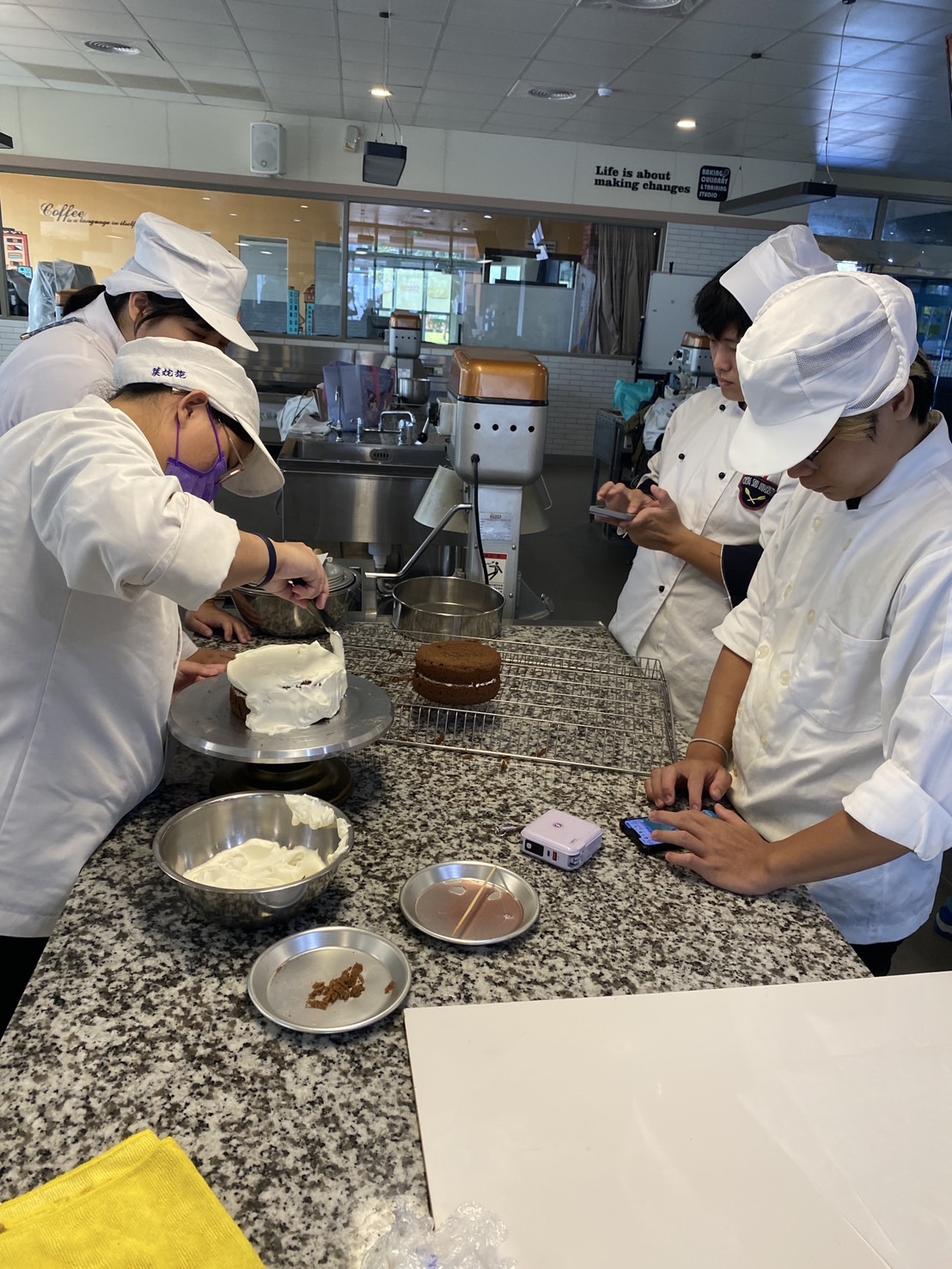 困難的蛋糕抹面，學員不害怕，認真操作中.jpg