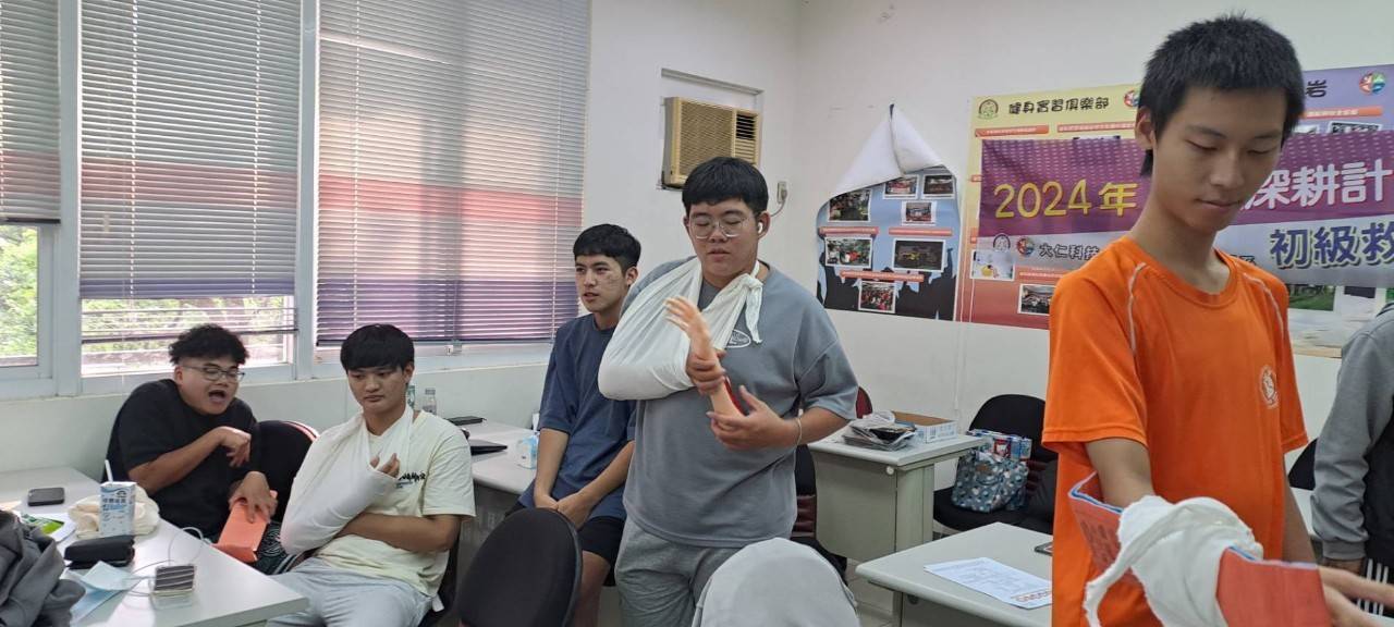 初級救護技術員研習工作坊 (36).jpg