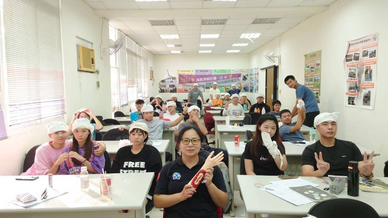 初級救護技術員研習工作坊 (13).jpg