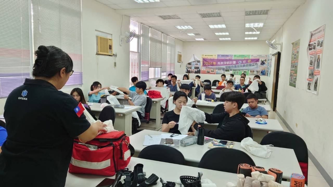 初級救護技術員研習工作坊 (15).jpg