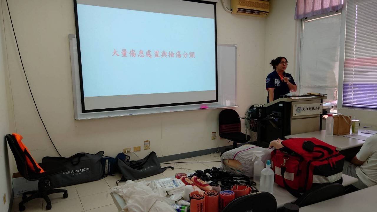 初級救護技術員研習工作坊 (33).jpg