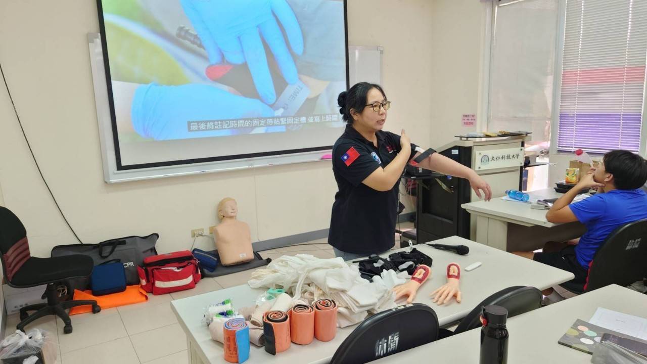 初級救護技術員研習工作坊 (16).jpg