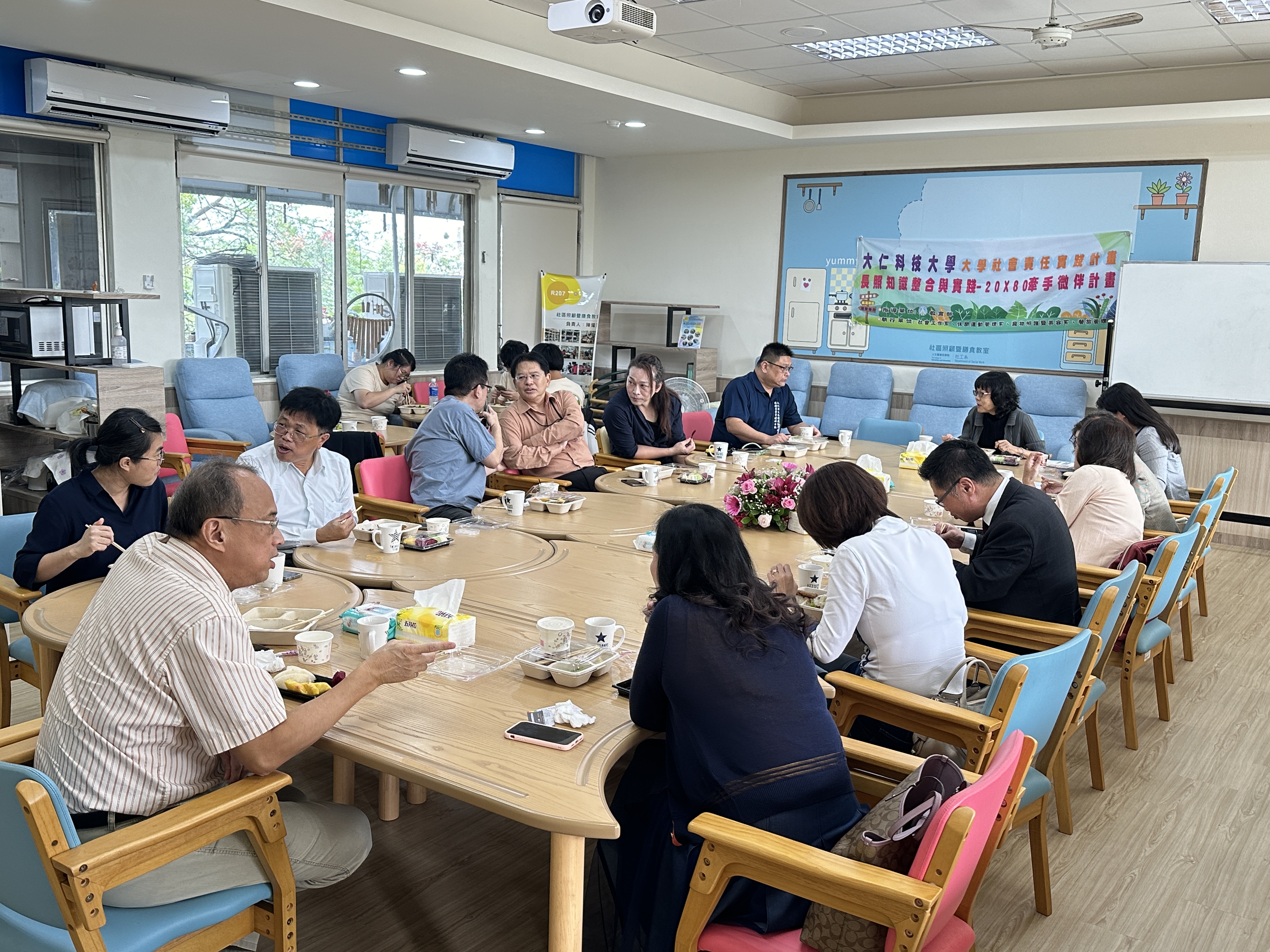社工系長照3.0的政策方向與中高齡人力的運用 (4).JPG