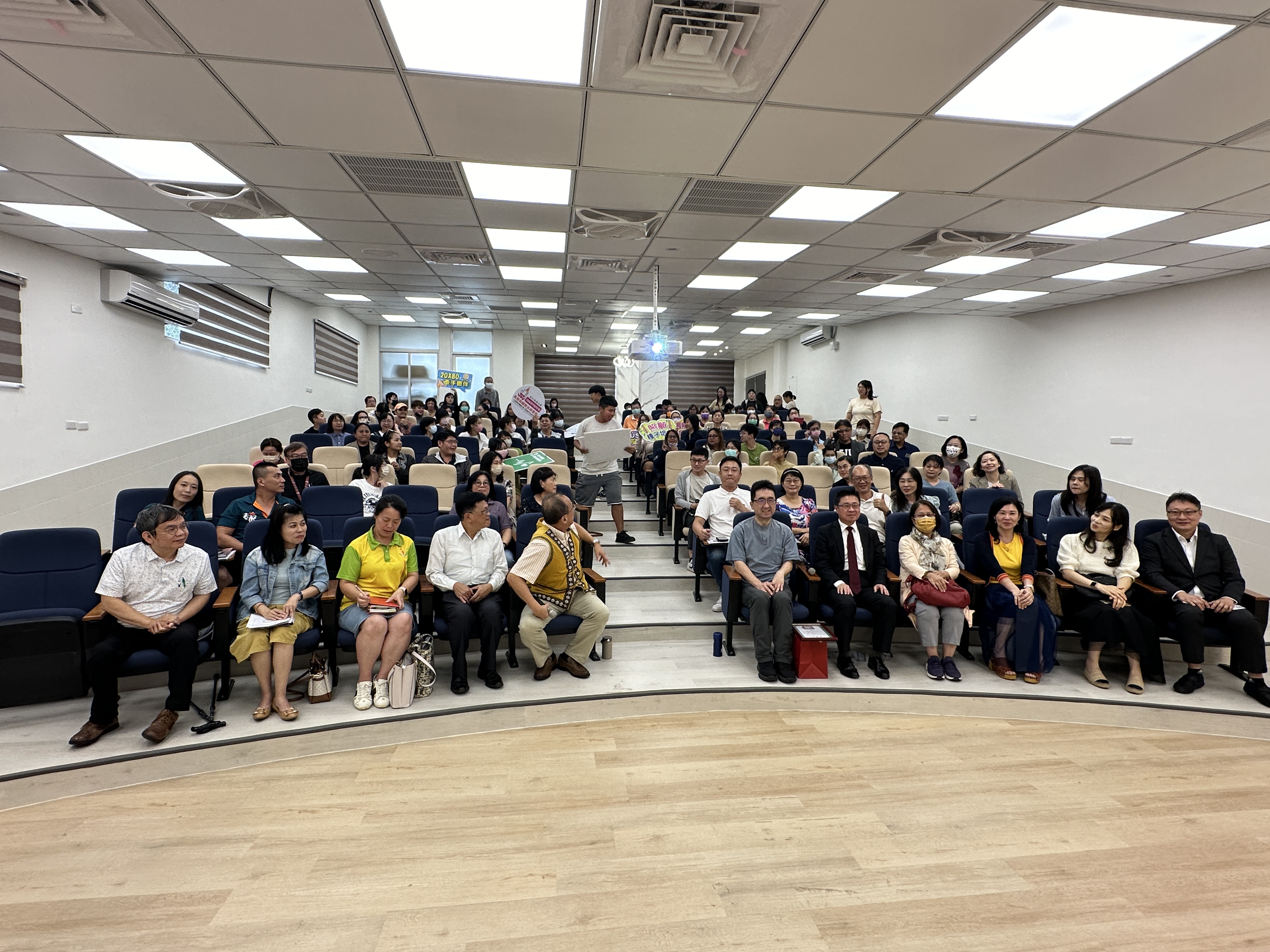 社工系長照3.0的政策方向與中高齡人力的運用 (2).JPG