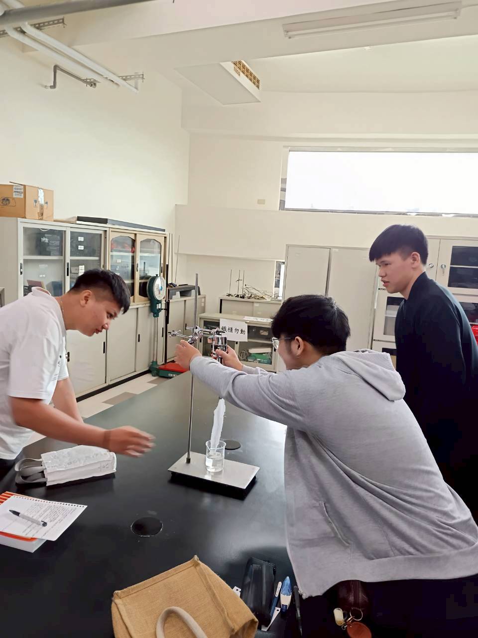 8-75環安系-環安衛實務專題-照片-阿斯曼式通風濕球溫度計操作3