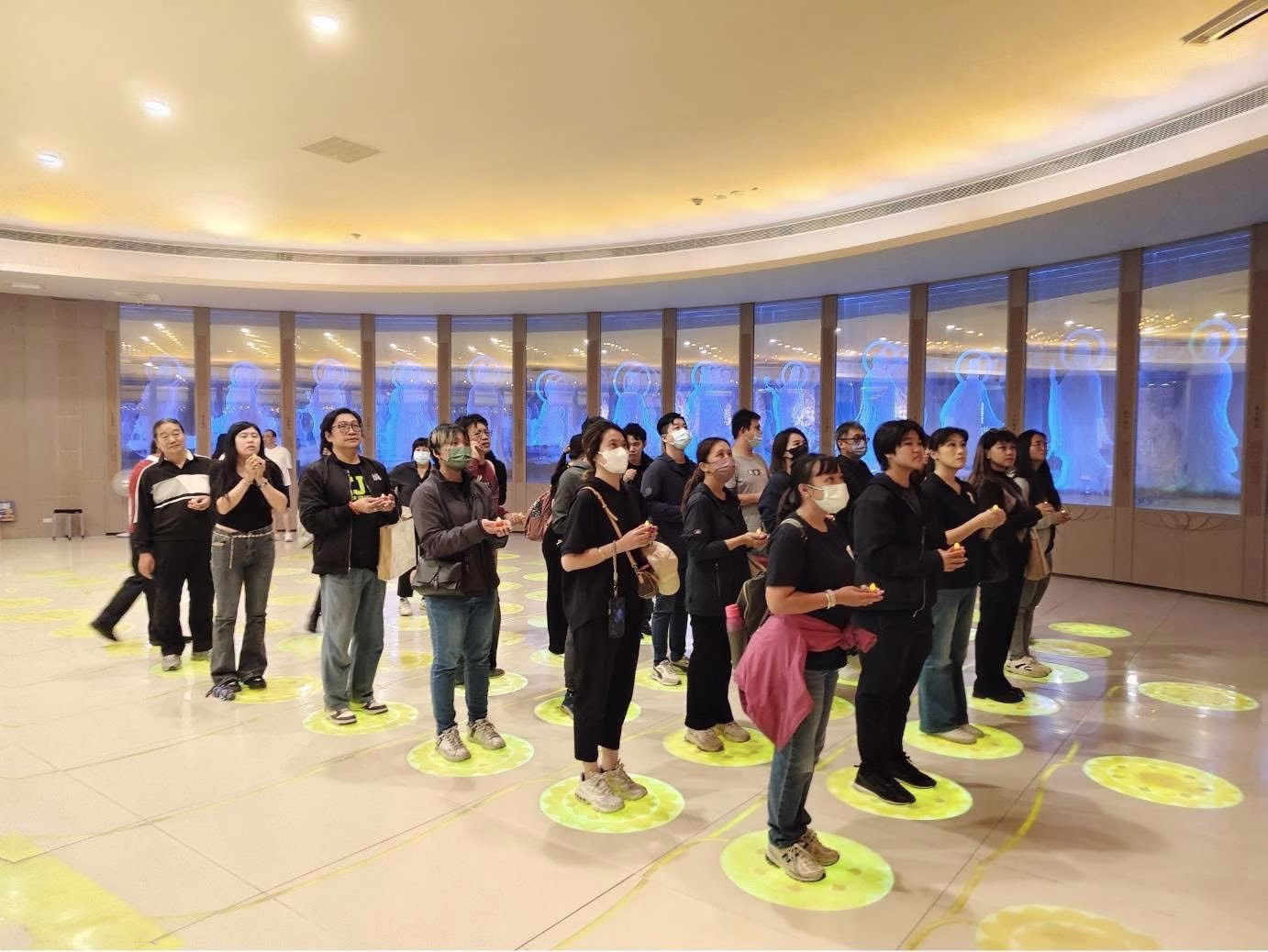 大廳禮佛祈願